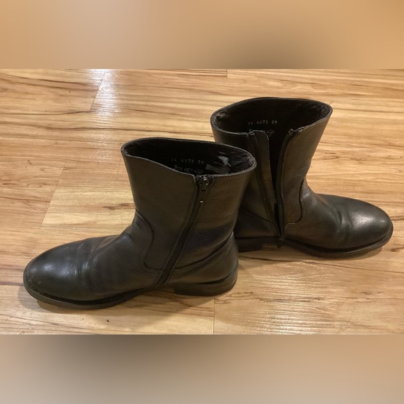 Italian Black leather boots Side Zipper. Low Heel. Size 39 Wonen's. - Picture 5 of 6